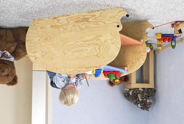 sicher gelingt. Igelwippe Dieser Tisch in Form eines Igels bietet kleinen Kindern einen idealen Platz zum Spielen und Basteln.
