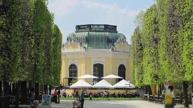 Eine Hauptattraktion im Schlosspark ist der älteste noch bestehende Zoo der Welt, der Tiergarten Schönbrunn (16 ha). Die Gloriette wurde 1775 am Hügel über dem Neptunbrunnen errichtet.