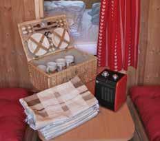 Camper sehen sich selber gern als hartgesotten. Bei Wind und Wetter harren sie in ihren - oft allerdings höchst komfortabel ausgestatteten - Wohnwagen aus.