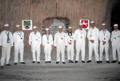 Zwischendurch ein Gruppenfoto. Mit den modischen weißen Overalls, den robusten Arbeitsschuhen, den Helmen und den Grubenlampen sehen wir aus wie echte Bergleute.