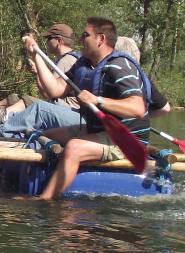 Floßbau & Floßfahrt Für den Floßbau liegen die Materialien schon bereit. Aus Fässern, Holzbalken und Schnüren gilt es nun ein schwimmfähiges Floß zu bauen. Nun ist das Team gefordert!