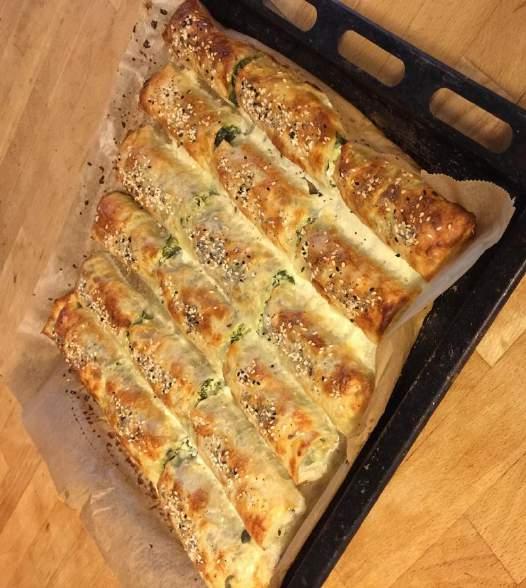 Pastry filled with spinach (16 rolls) Ingredients: 4 pieces of dough ½ kilo spinach 1 onion White cheese Salt, pepper, red pepper Black sesame Sauce: 1 egg 2/3 glass milk 2/3 glass yoghurt ½ glass
