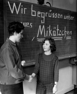 Radiosendung von 1964: Nordrhein-Westfalen zahlt Lehrern für jede zusätzlich gehaltene Schulstunde 10 Mark. Außerdem hat man zusätzliche Lehrkräfte angestellt.
