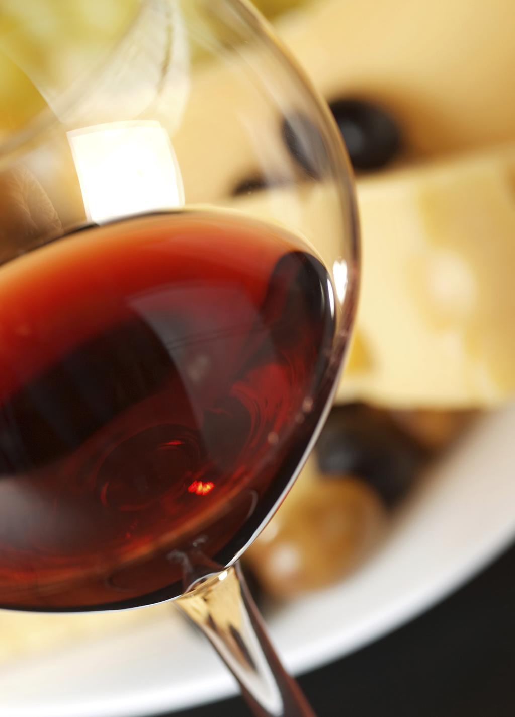WEINKELLER- FÜHRUNG Der Puls jeden Weinkenners schlägt schneller, wenn er einen Gang durch den reichen Schatz des Weinkellers machen darf.