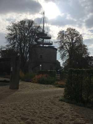 Toilette für Menschen mit Behinderungen am Spielplatz, Toilette für Menschen mit Behinderungen Café egaarena Tür / Zugang Zugang über eine Stufe / Schwelle.