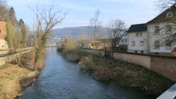 In den Ortslagen übernehmen vereinzelt Hochwasserschutzmauern und hochliegende Straßen den Hochwasserschutz. Diemeldeich in Helmarshausen [23] Hochwasserschutzmauer in Bad Karlshafen Abb. 3.