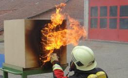 Durch die praxisnahe Darstellung, etwa bei der Rauch- und Feuerkunde, kann der Feuerwehrangehörige Gefahren und Risiken bei Brandeinsätzen besser einschätzen.