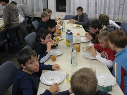 der Zeit den Saal als Schlaflager her. Anschließend wurde gemeinsam Spaghetti Bolognese gekocht.