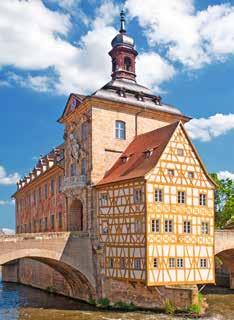 Weiterfahrt nach Würzburg. Bei einer kurzweiligen Stadtführung entdecken Sie die bedeutendsten Sehenswürdigkeiten der Barockstadt mit Besuch des Würzburger Doms und der Alten Mainbrücke.