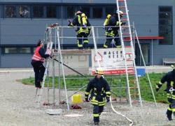 Um auch hier fachgerecht helfen zu können, ließen sich mehrere Angehörige der Feuerwehr Pfalzgrafenweiler zu Beauftragten Personen für Aufzugsanlagen nach der Betriebssicherheitsverordnung