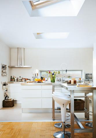 Anwendung Tageslicht von oben bedeutet lichtdurchflutete Räume VELUX Flachdach-Systeme ermöglichen gezielt und am richtigen Ort die nötige Lichtführung von oben und geben dem Wohnraum eine helle und