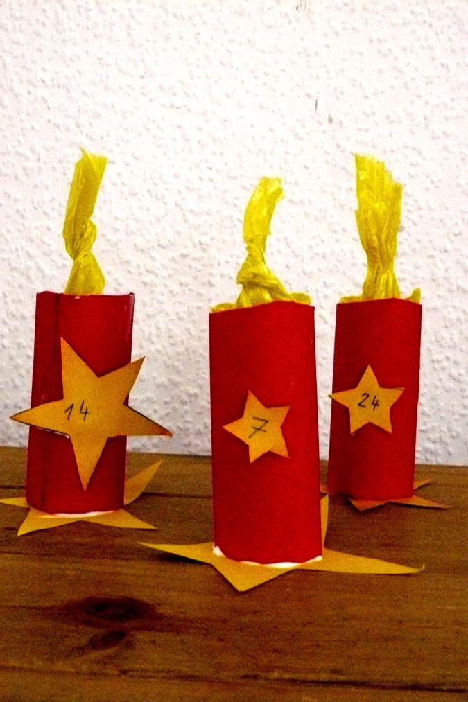 Adventskalender 24 Kerzen Für die ganze Klasse (24 Personen) Du brauchst: - 24 Klopapier-Rollen (leere) - Rotes Krepppapier (oder auch andere Farben für die Kerzen ) - Gelbes Tonpapier für die Sterne