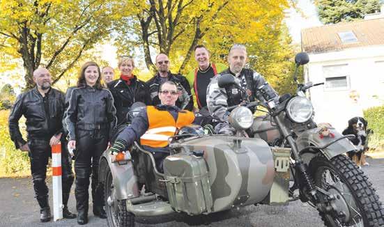 9 Ein Ronsdorfer hatte endlich die Gelegenheit, mit dem Motorrad zu fahren Langer Traum erfüllt Viele Menschen aus Ronsdorf und der Umgebung kamen zur Freude von Jürgen Knieriem (im Seitenwagen) für