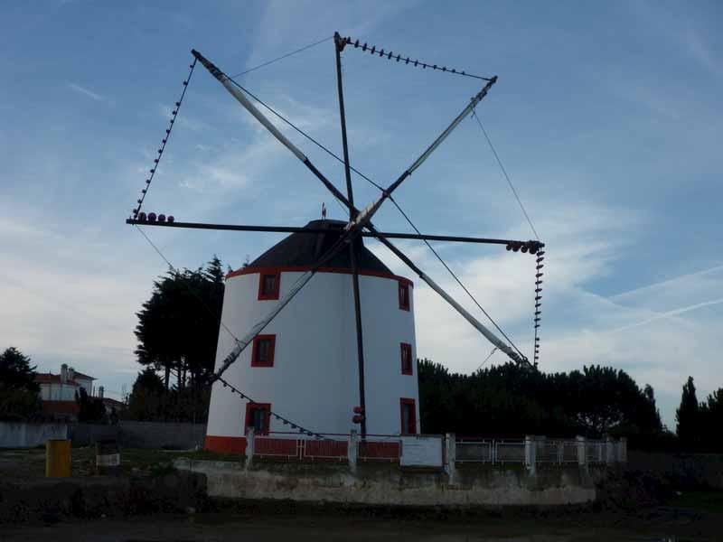 Eine Windmühle mit