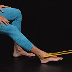 Ziehen Sie das rechte Bein geradlinig gegen den Widerstand zum Körper und strecken