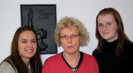 14. Personal Abteilung Personal: Gunda Krull (Mitte) mit den Auszubildenden Ayse Ülker und Marina Meißner.
