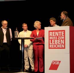 So forderten die Redner Klaus Wiesehügel, Vorsitzender der IG BAU und Annelie Buntenbach, dass die Rente mit 67 wieder zurückgenommen und die Rentenversicherung gestärkt wird.