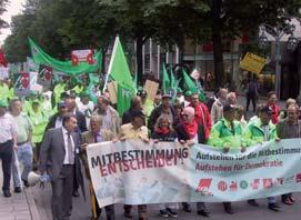 000 Beschäftigte im öffentlichen Dienst vor dem Düsseldorfer Landtag unter dem Motto: Aufstehen für die Mitbestimmung Aufstehen für Demokratie!