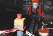 Mitarbeiter in elektrischen Prüfanlagen Prüfanlagen sind zur Kennzeichnung des Betriebszustandes mit deutlich