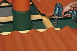 Schalung aus Holzwerkstoffplatten auf der traufseitigen Dachlatte befestigen.