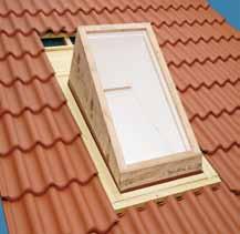 Wohnraumdachfenster Anschluss Anschluss an Divoroll Premium WU Sind Eindeckrahmen für Wohnraumdachfenster für flach geneigte Dächer nach Herstellerangaben eingebaut, so können diese ähnlich wie ein