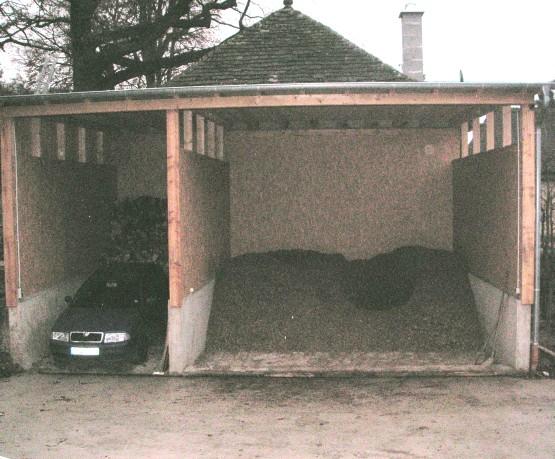 In einer der Garagen ist der Heizkessel installiert, der in der Größe so bemessen ist, dass alle Gebäude auf dem Grundstück beheizt werden können.