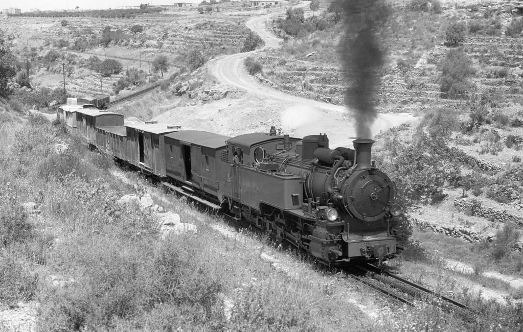 Die Zahnrad-Lok S:305 (SLM 1926) führt den Güterzug von Beirut nach Rayak. Aufgenommen am 15.