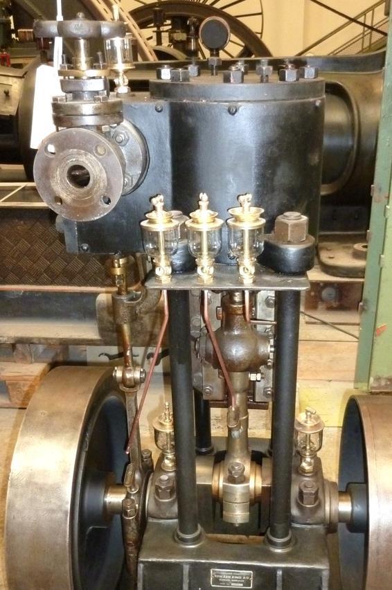 King-Maschine mit Steinbrecher Die stehende 1-Zylinder-Dampfmaschine wurde 1920 von Edward King in Zürich gebaut. Die Dampfmaschine arbeitet mit Schiebersteuerung. Leider fehlt ein Regulator.