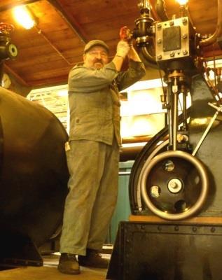 Die Werkstatt unterstützt die Führungen im Schaulager 1-Zylinder-Dampfmaschine, Edward King Zürich 1920, Losinger Bern. Leihgabe Technorama Steinbrecher.