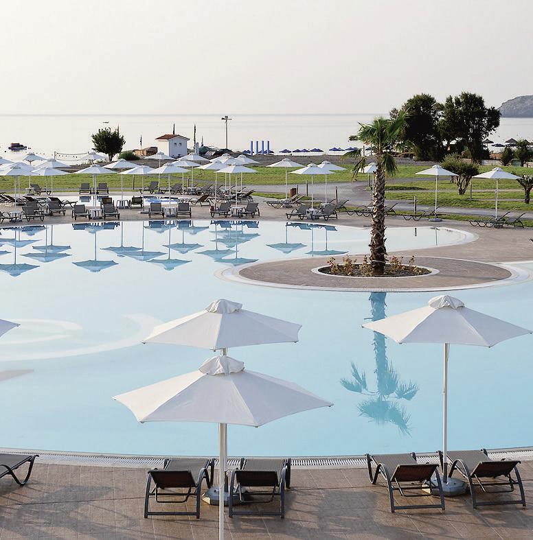 Am Rand des grossen, randlosen Pools, der sich um eine runde Palminsel schmiegt, treffen sich abends die Gäste und lassen sich von den Shows bei der Poolbar unterhalten.