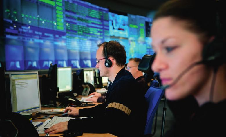 TITELTHEMA Mit Sicherheit vernetzt: Mitarbeiter eines Rechenzentrums der Deutschen Telekom AG In Bonn/Rhein-Sieg beschäftigen sich zahlreiche Unternehmen mit der Cyber-Sicherheit.