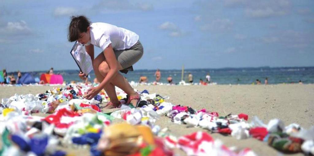 Die Einwegtüte ein Umweltproblem 2 Eine 4,2 Kilometer lange Kette aus mehr als 10.000 Tüten: Plastikmüll am Timmendorfer Strand.