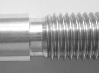 200 10 Schraubenverbindungen naus noch der Grundlochüberhang berücksichtigt werden, um das Gewinde auch schneiden zu können. Dieser Grundlochüberhang beträgt z. B. bei einem M16-Gewinde e = 9,3 mm.