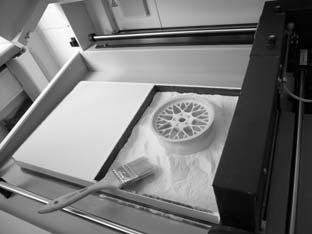 In Bild 3-7 a) ist ein 3D- Drucker in betriebsbereiter Position dargestellt.
