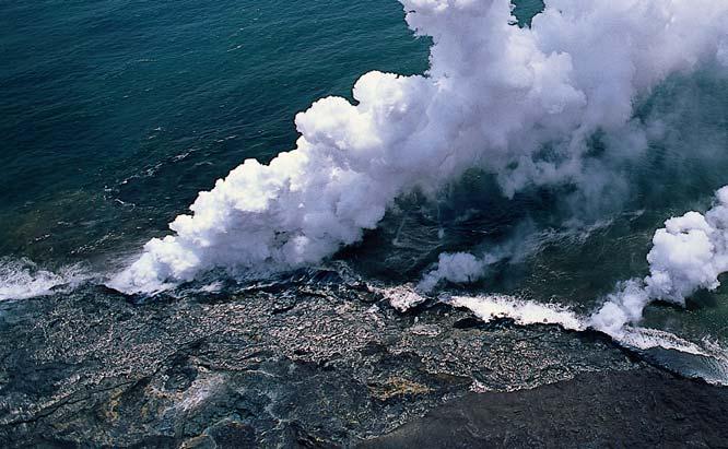 Rauchsäulen steigen auf, wenn auf Big Island heiße Lava ins Meer fließt gibt es noch makellose Strände, üppige Regenwälder und grandiose, unberührte Vulkanlandschaften.