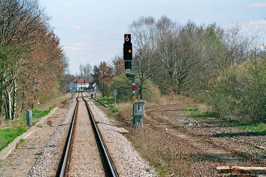 Abb. 7 Östliche Bahnhofsgrenze von Küstrin- Kietz (Ks-Signal des Elektronischen Stellwerks), rechts das zurückgebaute Gleis der ehemaligen Verbindung zum ehemaligen, heute auch nicht mehr vorhandenen