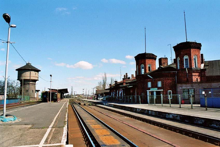 Die Bahnsteige sind durch einen Personentunnel verbunden, über den zugleich die Bahnsteige an den tiefliegenden Gleisen der Strecke Rzepin Szczecin erreicht werden.