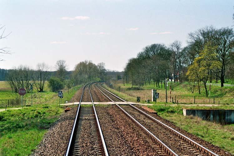 16 Typische Situation der Bahnübergänge auf dem polnischen Streckenteil (freie Strecke): Ohne technische Sicherung und die