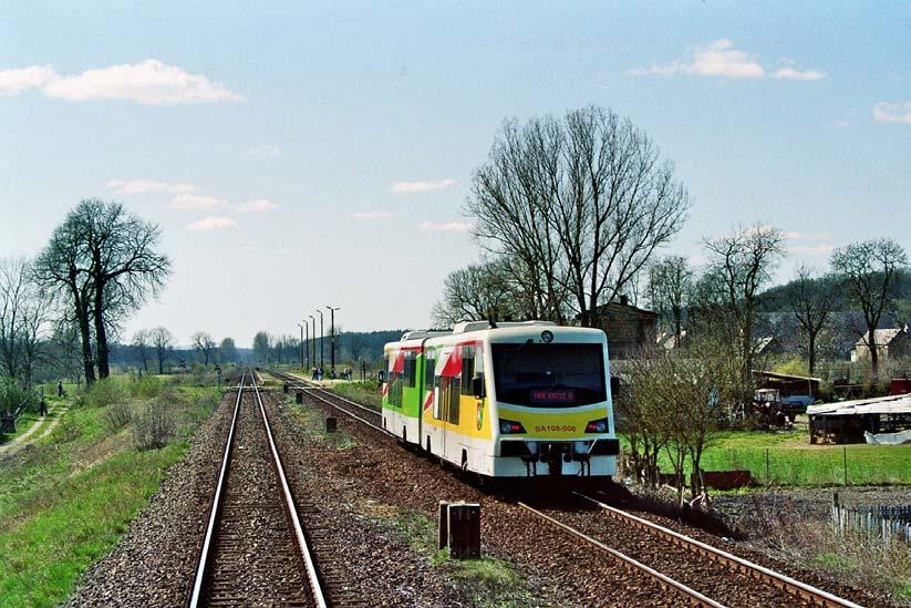 20 Begegnung mit dem modernen Schienenbus (P 33421 Piła Kostrzyn) am Haltepunkt Kamień Mały.