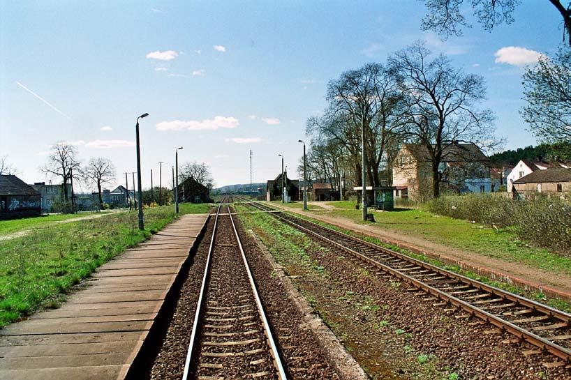 Abb. 23 Haltepunkt Łupowo. Der ehemalige Zwischenbahnsteig ist stillgelegt und durch einen Außenbahnsteig aus Betonfertigteilplatten ersetzt.