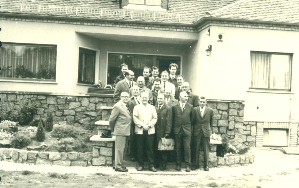 Bereits 1953 trat er der SZG New Hampshire bei und war damit ein Mitbegründer des Sondervereins in der DDR. 10 Mitglieder bildete eine Gruppe zur Verbesserung der Leistung dieser Rasse.
