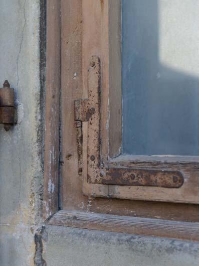 Aussenliegende Beschläge an Fenster stark korrodiert Abschrauben der