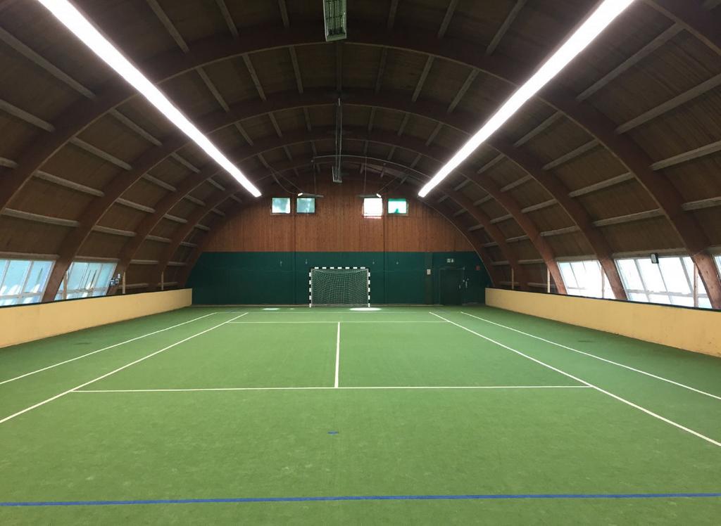 LED Sportstätten Indoor reduce CO² LED Sportleuchte für Indoor Sportstätten optimiert mit Ballwurfsicherheit gemäß DIN 18032-3 nur 10mm flach Wärmeableitblech aus Aluminium Lichtleiter zur