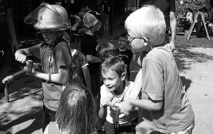 Zunächst präsentierten die Kinder den Gästen ihre Visionen und Wünsche vom Groß -Sein dabei reichte das Spektrum von Polizisten, Prinzessinnen, Traktorfahrer bis zu einem Papa, Pilot, Feuerwehrmann