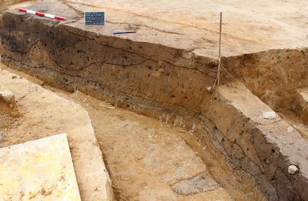 Die gleichartige Verfüllung von Lagergraben und Pfostengruben stellt einen wichtigen Hinweis auf die lagerzeitliche Datierung des Pfostenbaus dar.