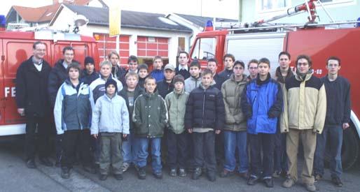 Feuerwehrjugend - Die Männer von morgen Die Jugendgruppe der Feuerwehr Dietach mit den Jugendbetreuern Im Jahr 2003 erhielt die Jugendgruppe der Feuerwehr Dietach durch neun Jugendliche ordentliche