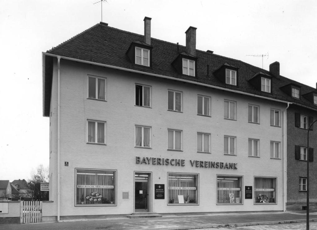 4 DIE BAYERISCHE VEREINSBANK AM MÜNCHNER MANGFALLPLATZ 6 In Neuharlaching, genauer am Mangfallplatz 6, öffnete die Bayerische Vereinsbank am 4. Dezember 1961 erstmals ihre Türen.