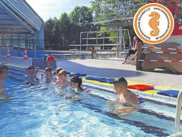 Ausgabe 29 I 19. Juli 2017 Seite 43 rechts Nils Dittschar Unter freien Himmel Anmeldung & weitere Informationen: E-Mail: kontakt@schwimmschule-baunatal.de Homepage: http://www.schwimmschule-baunatal.de Euer Team der Schwimmschule e.