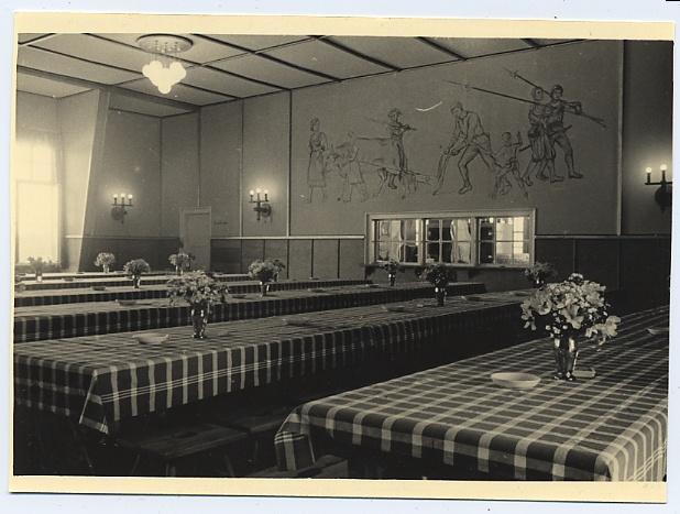Abbildung 2: Festsaal der SS im Konzentrationslager Mauthausen, 1944 [AMM]. In einigen Konzentrationslagern bereicherten sich die Nationalsozialisten auch, indem sie Plagiate herstellen ließen.