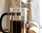 Dass Koffein die Konzentration anregt, ist durch zahlreiche Studien erwiesen. In dieser Hinsicht am förderlichsten ist es, über den Tag verteilt viele kleine Schlucke Kaffee zu sich zu nehmen.